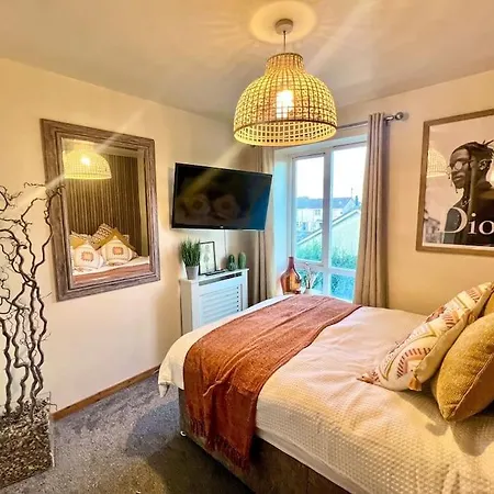 Artistic Stunning Apartment City View Londonderry Exterior photo