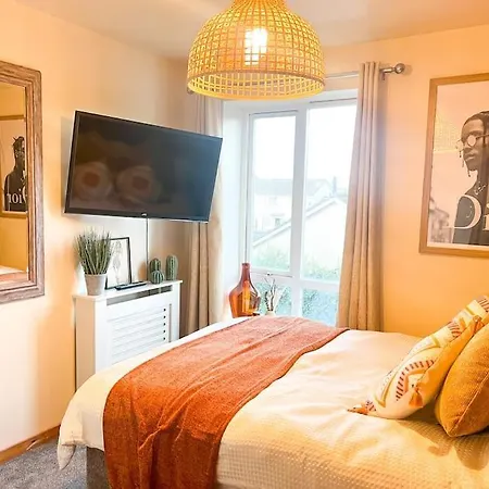 Artistic Stunning Apartment City View Londonderry Exterior photo